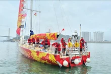 Qingdao est le premier volier à avoir atteint la baie d’Ha Long à 13h20. Photo : VNA.