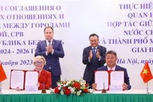 Cérémonie de signature du programme de coopération pour la mise en œuvre de l'accord d'amitié et de coopération entre Hanoï et Minsk pour la période 2024 - 2026, le 7 décembre à Hanoi. Photo : VNA.