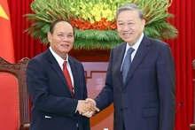 Le SG du PCV, Tô Lâm (à droite), serre la main du vice-Premier ministre lao et ministre de la Sécurité publique Vilay Lakhamphong, à Hanoi, le 12 janvier. Photo: VNA