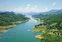 Surnommé « la baie d’Ha Long terrestre » avec ses 47 îles et îlots, le lac Hoa Binh dispose de beaucoup de sites magnifiques et d'un énorme potentiel pour développer l'écotourisme.