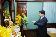 Le président Luong Cuong rend hommage au Président Hô Chi Minh. Photo : VNA. 