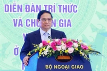 Le PM Pham Minh Chinh prend la parole lors de la séance plénière du Forum des intellectuels et experts vietnamiens à l'étranger 2024, le 22 août à Hanoï, Photo : VNA.