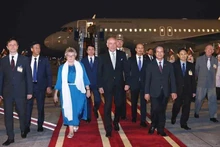Le président hongrois et son épouse arrivent mardi soir 27 mai à Hanoï, entamant leur visite officielle de trois jours au Vietnam à l'invitation du président Luong Cuong. Photo : VNA.