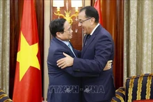 Le Premier ministre Pham Minh Chinh (gauche) rencontre son homologue égyptien Mostafa Madbouly à Riyad. Photo : VNA.