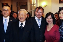 Vu Kim Thanh (3e à partir de la droite) et son épouse prennent une photo souvenir avec le Secrétaire général Nguyên Phu Trong lors de la visite du dirigeant au Royaume-Uni en 2013. Photo : VNA.