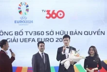 Le joueur Nguyên Hoàng Duc (2e à droite) du Club Viettel a été choisi comme représentant de TV360 lors de l'événement annonçant les droits de diffusion de l'UEFA EURO 2024. Photo : VNA.
