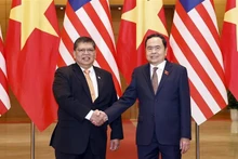 Le président de l’Assemblée nationale du Vietnam Tran Thanh Man (droite) s'entretient à Hanoï avec le président de la Chambre des représentants de Malaisie, Tan Sri Dato' Johari Bin Abdul. Photo : VNA.