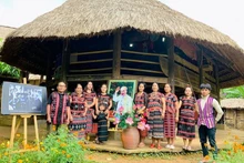 Les gens issus des ethnies minoritaires au Village culturel et touristique des ethnies du Vietnam à la mémoire de l'Oncle Hô. 