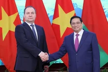 Le PM vietnamien, Pham Minh Chinh (à droite) et son homologue biélorusse, Roman Golovchenko, le 8 décembre à Hanoi. Photo : VNA.
