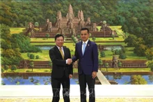 L'ambassadeur vietnamien au Cambodge, Nguyên Huy Tang (à gauche), et le Vice-PM et ministre cambodgien de l'Intérieur, Sar Sokha. Photo : VNA.