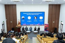 Lors du séminaire « Vietnam – Royaume-Uni : coopération transnationale en matière d'éducation et le processus d'internationalisation de l'enseignement supérieur du Vietnam », le 18 mars à Hanoï. Photo : NDEL
