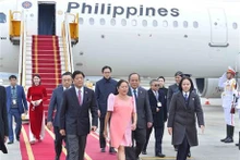 Le Président philippin Ferdinand Romualdez Marcos Jr. et son épouse sont arrivés lundi après-midi, 29 janvier, à Hanoï. Photo : VNA.