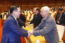 Le Président de l'AN vietnamienne Vuong Dinh Huê (à gauche) et des anciens dirigeants de l’AN et du Comité permanent de l’AN vietnamienne. Photo : VNA.
