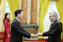 Le Président vietnamien Vo Van Thuong (à gauche) reçoit les lettres de créance de l'ambassadeur de Pologne Aleksander Surdej. Photo : VNA.