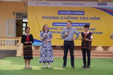 James Browne, secrétaire d'État du ministère irlandais de la Justice (2e à droite), et Deirdre Ní Fhallúin, ambassadrice d'Irlande au Vietnam (2e à gauche), lors d'une séance de communication orale avec les élèves de la commune de Lia sur la lutte contre le mariage d'enfants. Photo : Plan International Vietnam.
