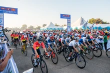 Les coureurs à la première course cycliste de l'amitié Vietnam – Laos – Cambodge, le 6 décembre à Vientiane. Photo : quochoi.vn