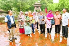 Touristes halal visitant le Temple de la Littérature, à Hanoi 