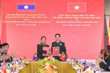 Le général Phan Van Giang, secrétaire adjoint de la Commission militaire centrale et ministre vietnamien de la Défense (droite), et le vice-Premier ministre et ministre lao de la Défense, le général Chansamone Chanyalath. Photo : VNA.