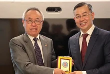 L’auditeur général d’État Ngô Van Tuân (à droite) et le secrétaire général adjoint de l'ONU aux affaires économiques et sociales, Li Junhua. Photo : VNA.