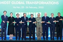 Le Premier ministre vietnamien Pham Minh Chinh (au centre) et les délégués posent pour une photo de groupe. Photo : VNA. 