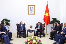 Le Vice-PM vietnamien, Trân Hông Hà (à droite, au centre) et le directeur général du groupe gazo-pétrolier russe Zarubezhneft, Sergey Kudryashov, le 7 décembre à Hanoi. Photo : VNA.