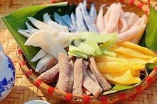 De la confiture de noix de coco aux couleurs colorées préparée par Nguyen Thi Thom pour le Têt. Photo : VNA.