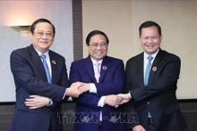 De gauche à droite, les Premiers ministres lao Sonexay Siphandone, vietnamien Pham Minh Chinh et cambodgien Hun Manet. Photo : VNA.
