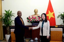 La vice-ministre vietnamienne des Affaires étrangères, Nguyên Minh Hang (à droite), et le directeur de cabinet du Président du Botswana, Lephimotswe Boyce Sebetela, le 21 mars à Hanoi. Photo : baoquocte.vn. 