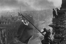 Le 16 avril 1945, l’Armée rouge lança l’assaut contre Berlin, dernier bastion du nazisme, et dans l’après-midi du 30 avril, prit le contrôle du Reichstag, y hissant le drapeau de la victoire. Photo d'archives.