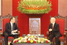 Le Secrétaire général du PCV, Nguyên Phu Trong (à droite) et le PM biélorusse, Roman Golovchenko. Photo : VNA.