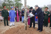 Le secrétaire général du Parti, Tô Lâm, a assisté au lancement de la Fête de plantation d'arbres de printemps 2025 dans la province de Hung Yên (Nord), le 5 février au matin. Photo : VNA. 