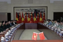 Entretien entre le général de corps d'armée Hoang Xuan Chien, vice-ministre vietnamien de la Défense, et le général de division Jia Jian Cheng, commandant adjoint et chef d'état-major de la zone de guerre du Sud de l’Armée populaire de libération de Chine, le 30 octobre à Guangzhou. Photo : Consulat général du Vietnam à Guangzhou.