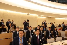 De gauche à droite, au premier rang : le représentant permanent du Vietnam auprès de l’ONU, de l’OMC et d’autres organisations internationales à Genève, Mai Phan Dung, et le ministre des Affaires étrangères Bui Thanh Son, lors de la la 55e session du CDH. Photo : VNA