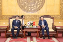 Joo Nak-Young, maire de la ville de Gyeongju (République de Corée) et Doan Minh Huân, secrétaire du Comité provincial du Parti de Ninh Binh. Photo: VNA