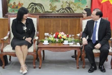Le vice-ministre vietnamien de la Culture, des Sports et du Tourisme, Ta Quang Dong (à droite), et la secrétaire générale du ministère slovène des Affaires étrangères et européennes, Renata Cvelbar Bek, le 18 juin à Hanoï. Photo: toquoc.vn.