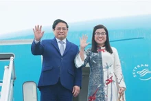 Le PM vietnamien Pham Minh Chinh et son épouse partent pour le Sommet spécial ASEAN - Australie et des visites officielles en Australie et en Nouvelle-Zélande. Photo : VNA.