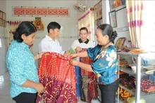 Les produits en brocart du peuple khmer de la commune de Van Giao, cité municipale de Tinh Biên, province d'An Giang, sont présentés aux visiteurs. Photo : VNA. 