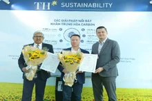 Des représentants de la société par actions du lait TH et de la SARL d'eau pure Nui Tiên, filiales du groupe laitier TH True Milk, reçoivent le 4 avril, des certificats de neutralité carbone selon la norme PAS 2060:2014. Photo : nhandan.vn 