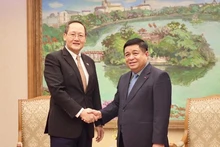 Le vice-Premier ministre Nguyen Chi Dung (droite) et le 2e ministre singapourien du Commerce et de l'Industrie, Tan See Leng. Photo : VNA 