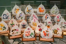 Les tableaux brodés sur des feuilles Bodhi sont des produits artisanaux uniques. Photo : NDEL