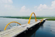 Quang Ninh se prépare à mettre en service un autre pont sur la baie de Cua Luc (pont Cua Luc 3). Photo: laodong.