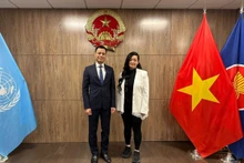 L'ambassadeur Dang Hoang Giang, chef de la Mission permanente du Vietnam auprès des Nations Unies (à gauche), et Amanda Nguyen, une Américaine d'origine vietnamienne, le 5 septembre à New York. Photo: VOV. 