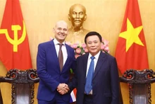 Le directeur de la HCMA Nguyên Xuân Thang (à droite) reçoit l’ambassadeur des Pays-Bas au Vietnam, Kees van Baar, à Hanoi, le 18 janvier. Photo : VNA.