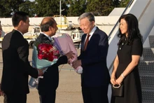 L'ambassadeur du Vietnam aux États-Unis, Nguyen Quoc Dung, et l'ambassadeur et chef de la Mission vietnamienne auprès de l'ONU, Dang Hoang Giang, ont accueilli le secrétaire général du Parti et président To Lam et son épouse à l'aéroport international J.F. Kennedy. Photo : VNA.