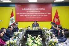 Le président vietnamien Luong Cuong (centre) lors de sa séance de travail avec avec Viettel Peru S.A.C (Bitel), à Lima. Photo : VNA.
