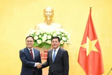Le ministre vietnamien de l’Industrie et du Commerce, Nguyen Hong Dien (à droite), et l’ambassadeur de la République de Corée au Vietnam, Choi Young Sam, le 11 février à Hanoï. Photo: congthuong.vn