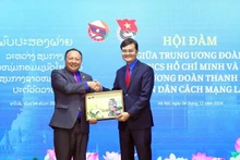 Bui Quang Huy, membre suppléant du Comité central du Parti communiste du Vietnam et premier secrétaire du Comité central de l’Union de la jeunesse communiste Hô Chi Minh (à droite), et son homologue laotien Monexay Laomoaxong, le 4 décembre à Hanoï. Photo : NDEL.