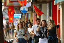 Des touristes étrangers dans le vieux quartier de Hanoï. Photo : VNA.