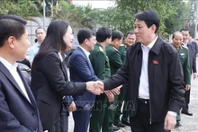 Le président Luong Cuong rencontre des électeurs du district de Thuong Xuân, province de Thanh Hoa. Photo : VNA.