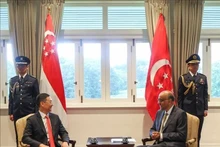 Le président singapourien Tharman Shanmugaratnam (droite) et ll'ambassadeur du Vietnam à Singapour, Tran Phuoc Anh. Photo : VNA.